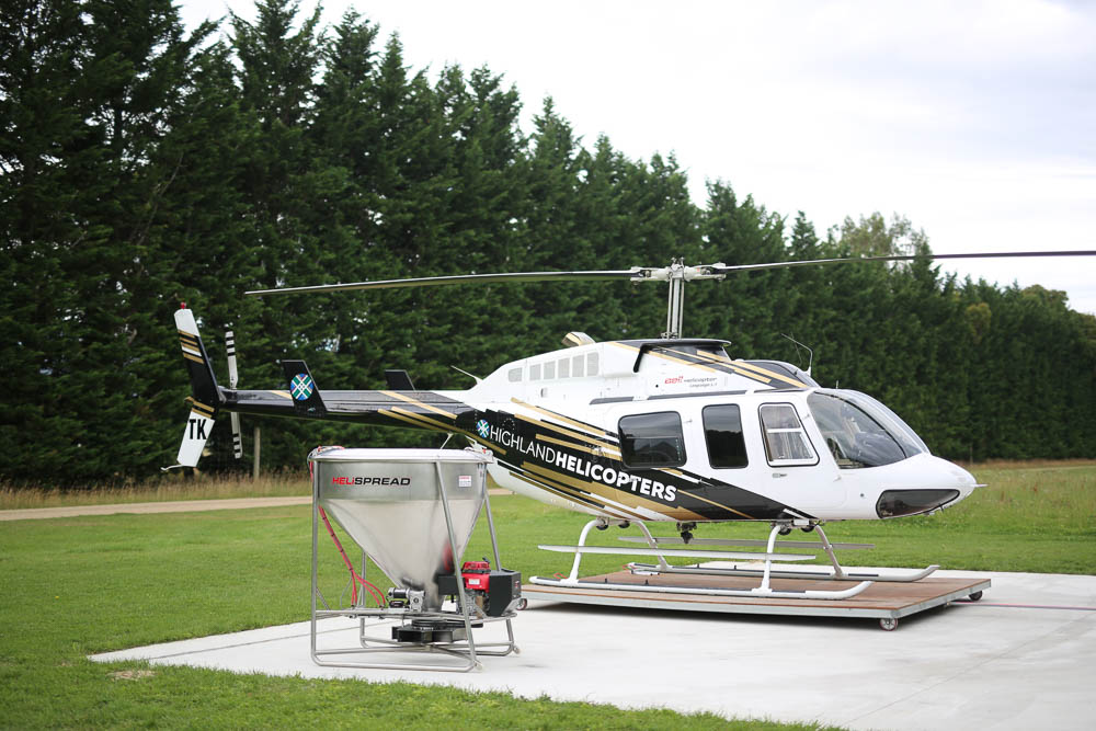 Helispread helicopter spreading equipment in operation — image 11